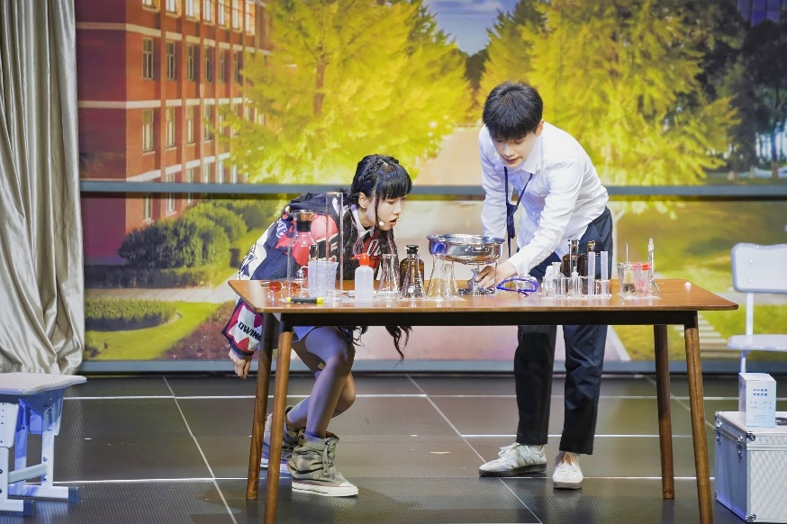 图为“青年演艺人才培训计划——澳门喜剧人实训班”签约比武大会小品演出。（主办方供图）